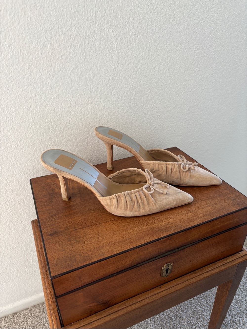 Dolce Vita Beige Suede Pointed-Toe Bow Mules - Picture 3 of 3